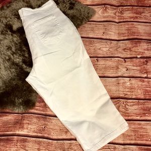 EUC Size 18 Gloria Vanderbilt White Capri Jeans